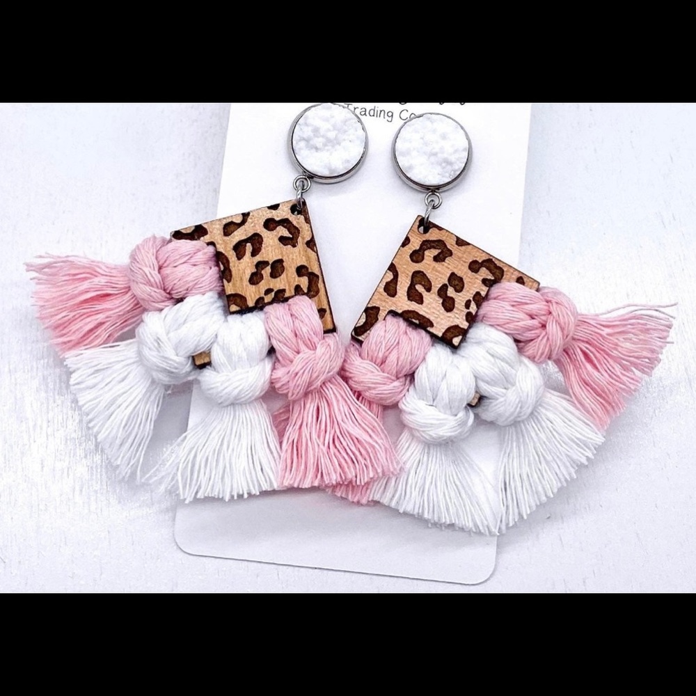 NWT! White Cherrywood PiNK & WhiTE Macrame Earring - Picture 1 of 2
